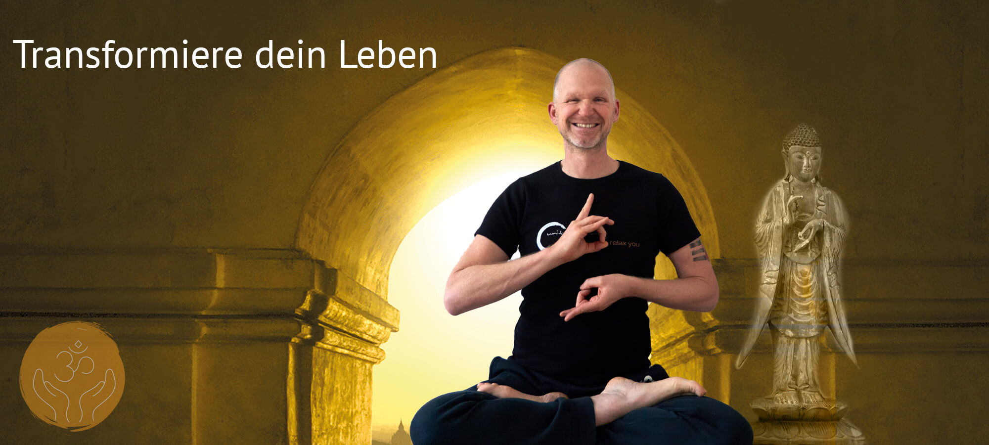 Yogalehrer Florian Heinzmann gibt Hilfestellung in der Asana "Stern" im Rahmen der Yogalehrerausbildung Köln